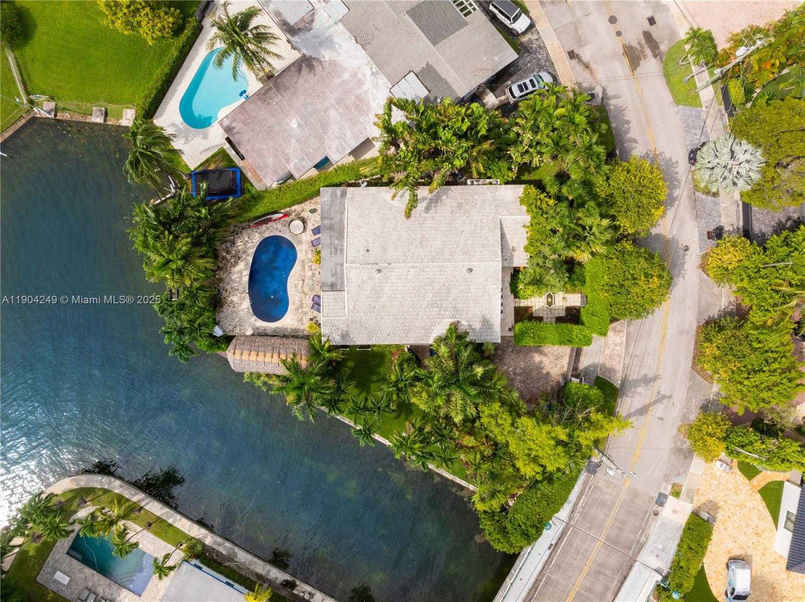 Small Image of 7975 BISCAYNE POINT CIR, Miami Beach Number 65