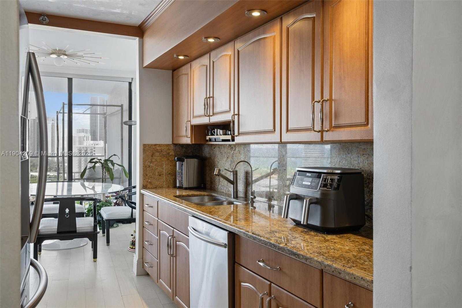 Small Image of 19707 TURNBERRY WAY #19H, Aventura Number 23