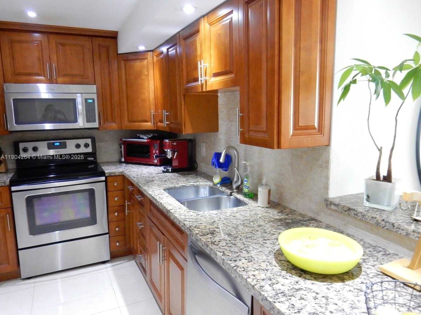 Small Image of 1420 BRICKELL BAY DR #1406D, Miami Number 6