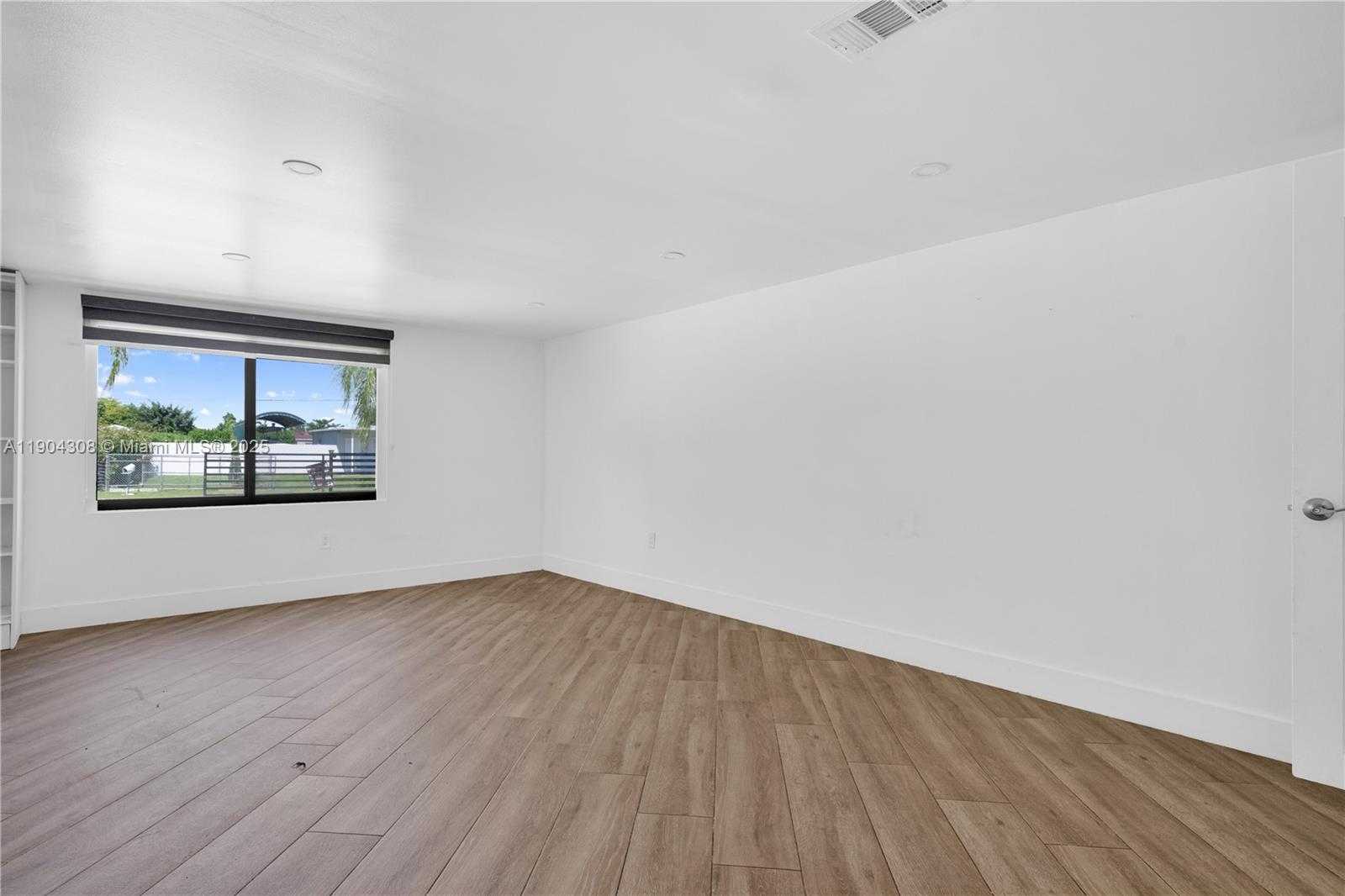 Small Image of 14970 LEISURE DR #14970, Homestead Number 11