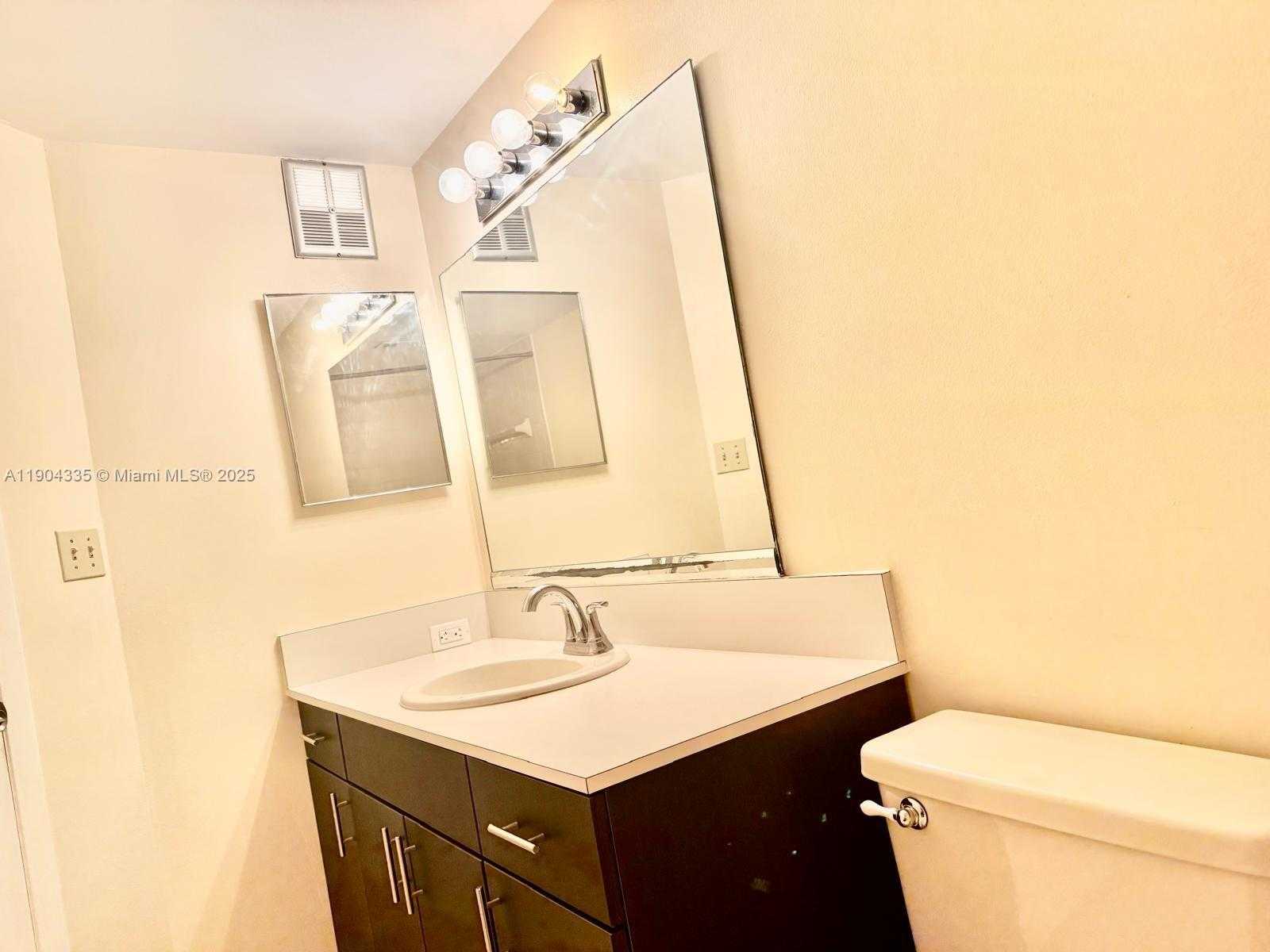 Small Image of 8290 LAKE DR #107, Doral Number 10