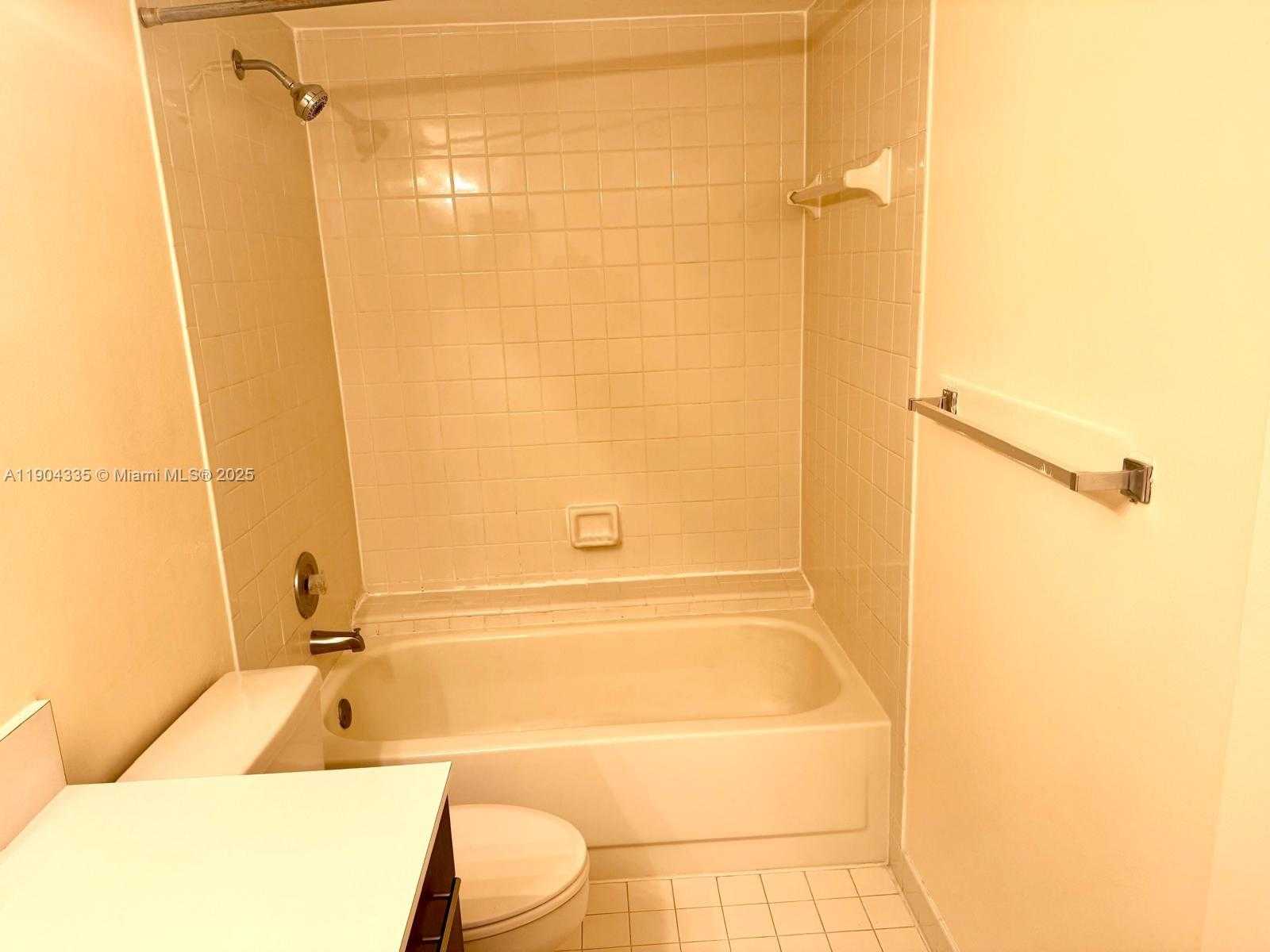 Small Image of 8290 LAKE DR #107, Doral Number 11