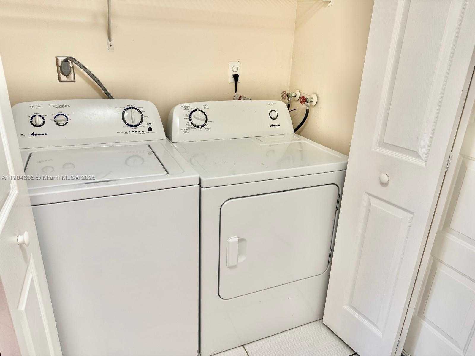 Small Image of 8290 LAKE DR #107, Doral Number 12