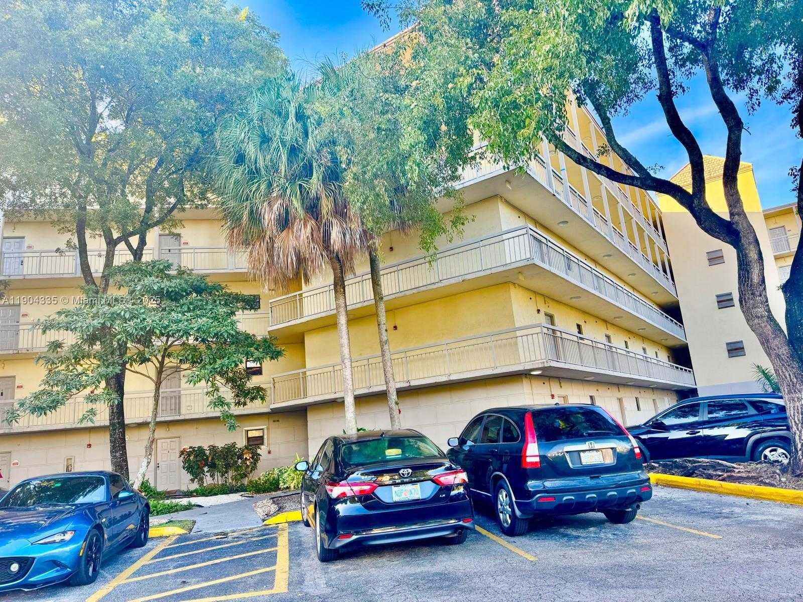 Small Image of 8290 LAKE DR #107, Doral Number 15
