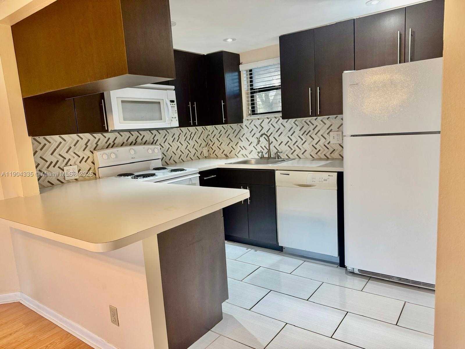 Small Image of 8290 LAKE DR #107, Doral Number 3