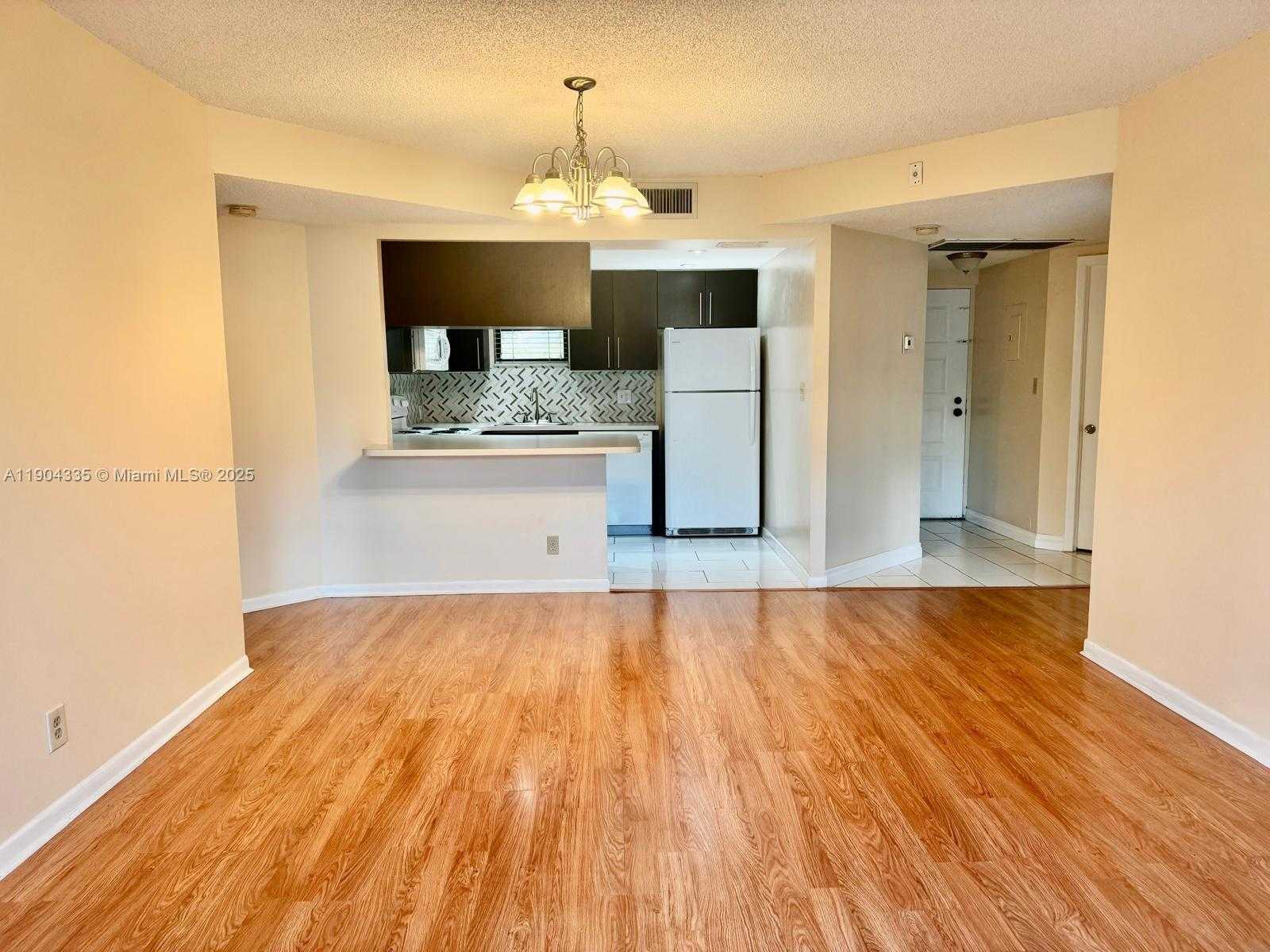 Small Image of 8290 LAKE DR #107, Doral Number 4