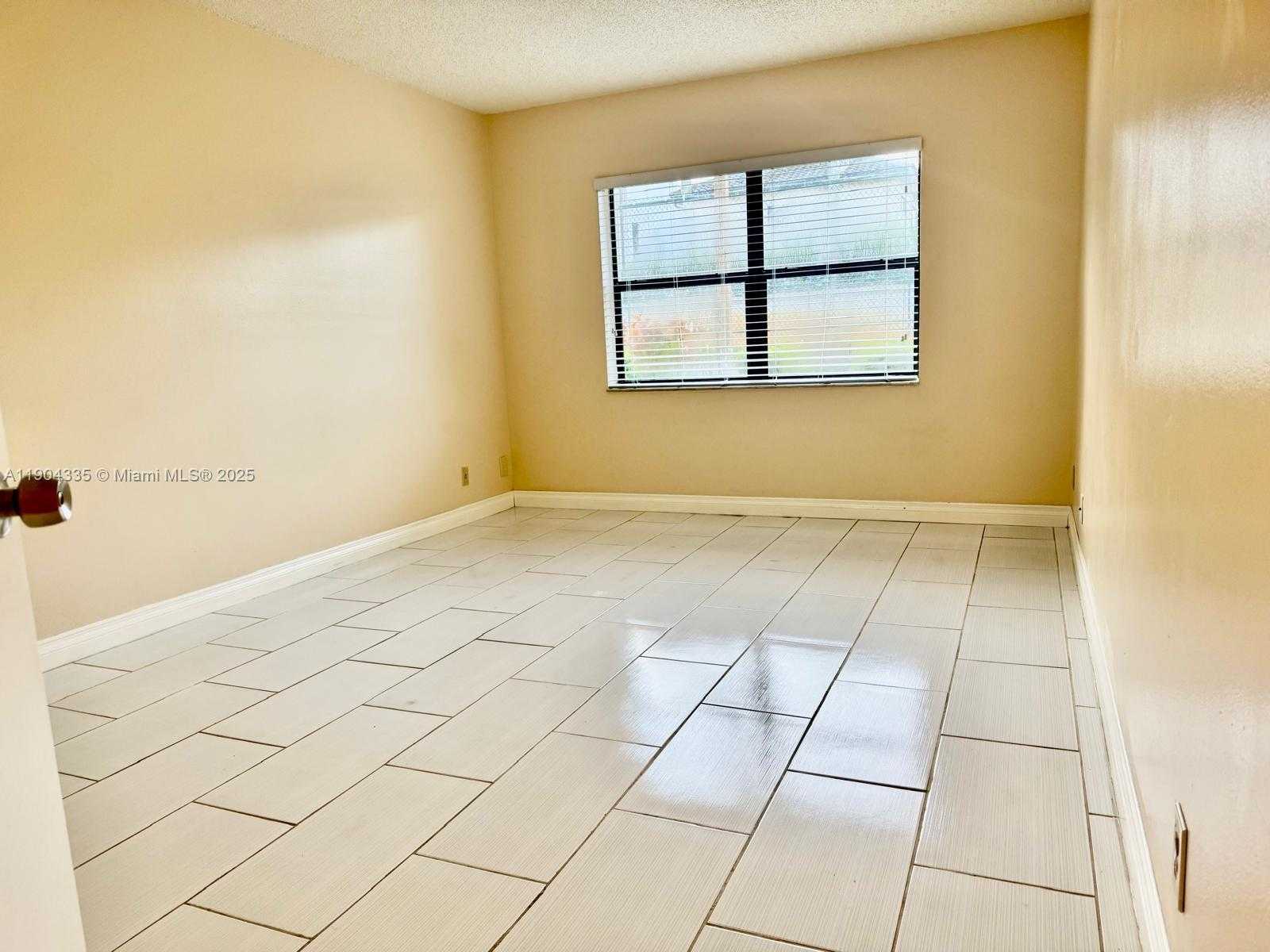 Small Image of 8290 LAKE DR #107, Doral Number 5