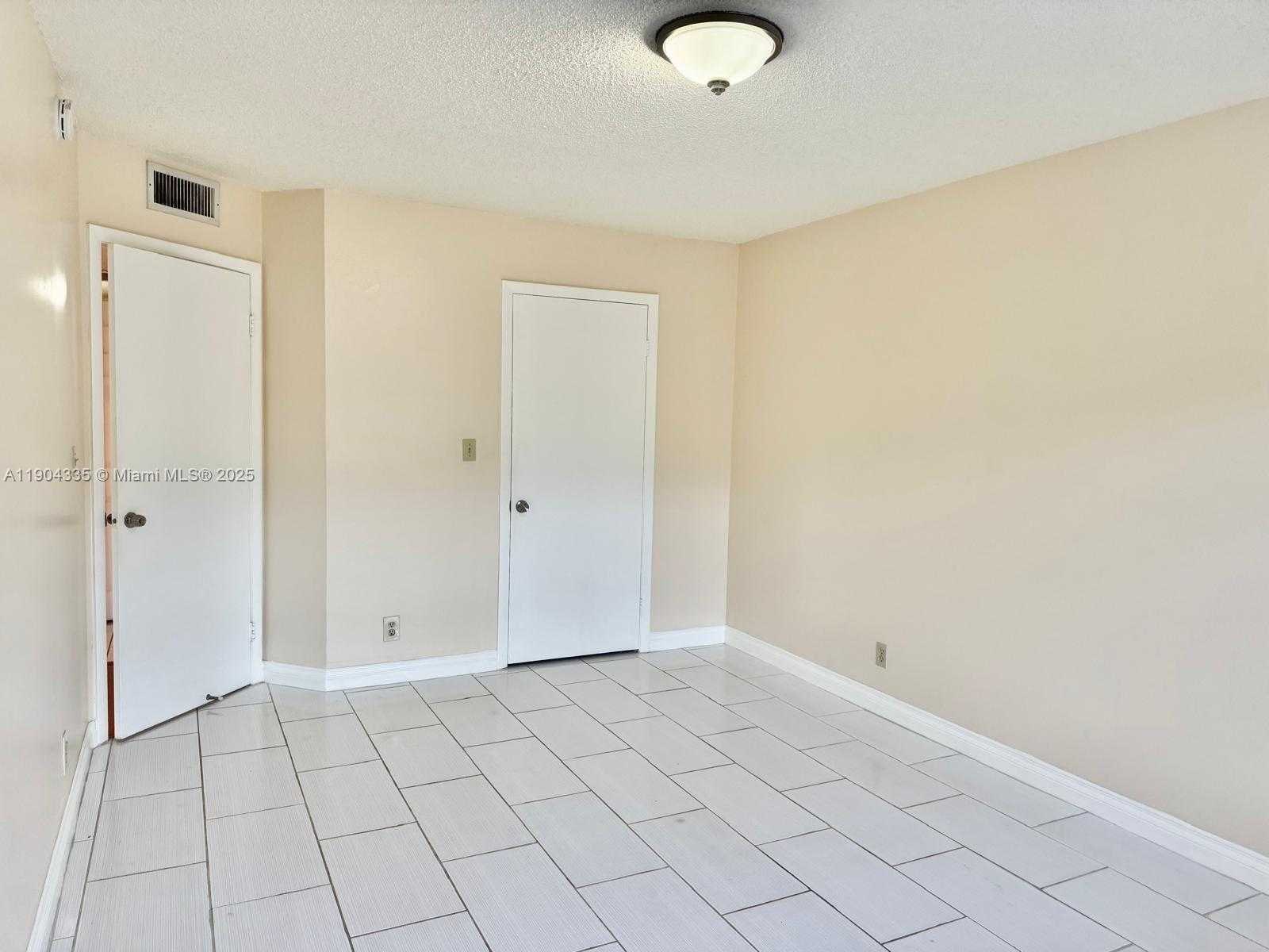 Small Image of 8290 LAKE DR #107, Doral Number 6