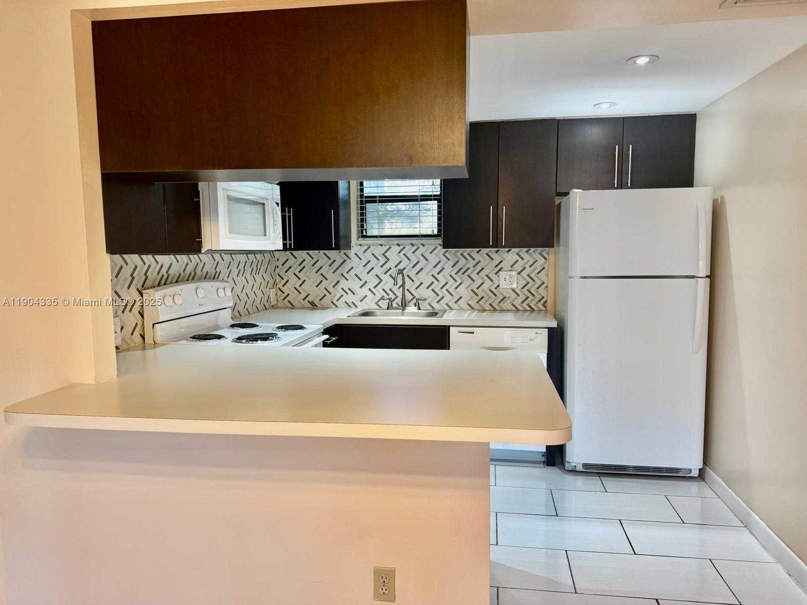 Small Image of 8290 LAKE DR #107, Doral Number 7