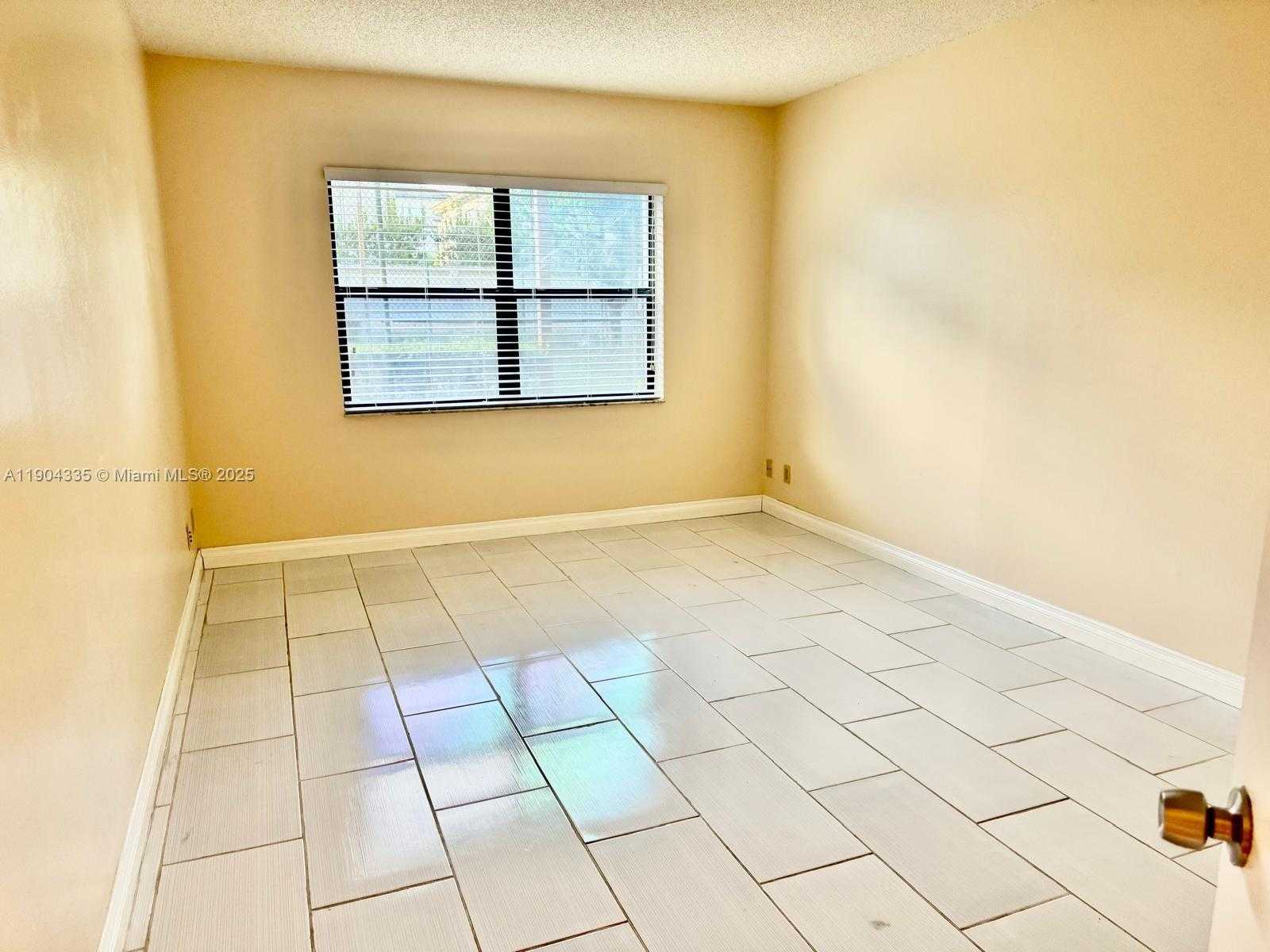 Small Image of 8290 LAKE DR #107, Doral Number 9