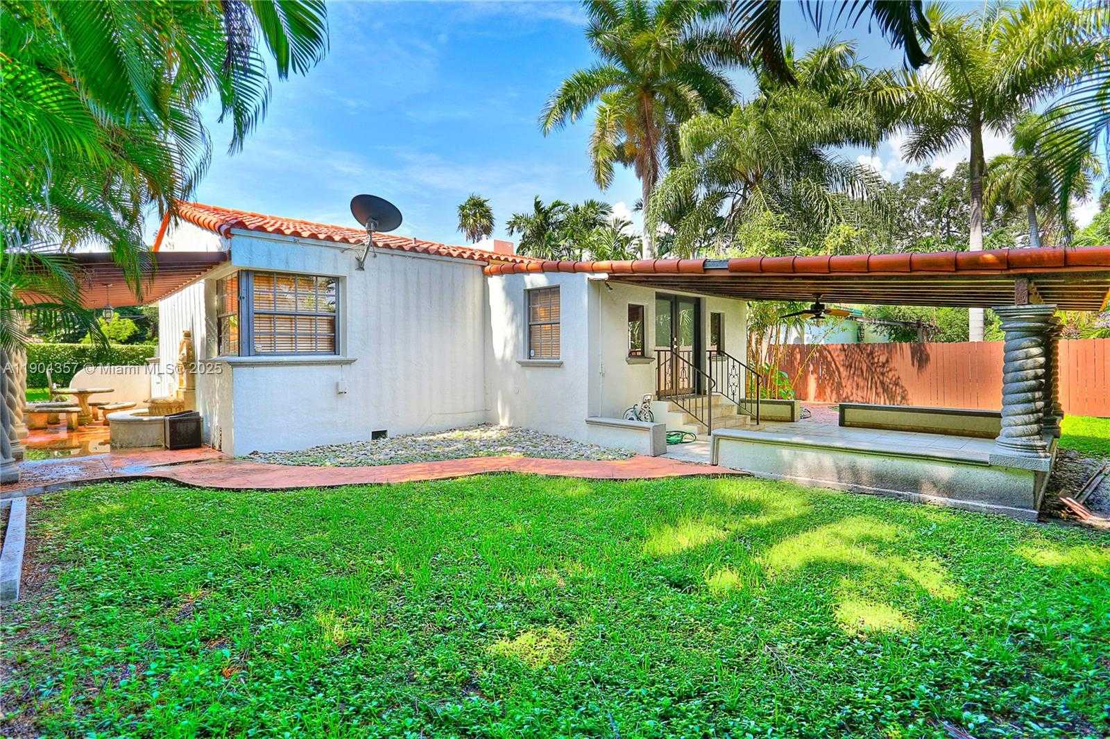 Small Image of 1027 SOUTH WEST 22 ST, Miami Number 18