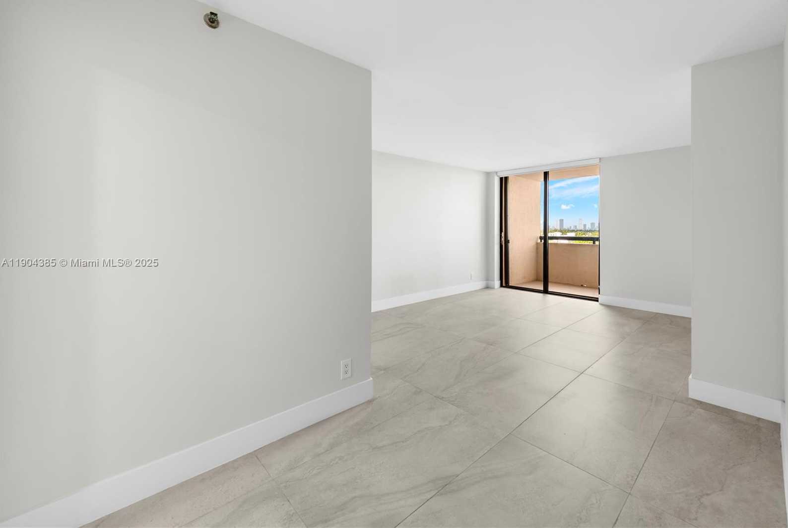 Small Image of 2555 COLLINS AVE #904, Miami Beach Number 13