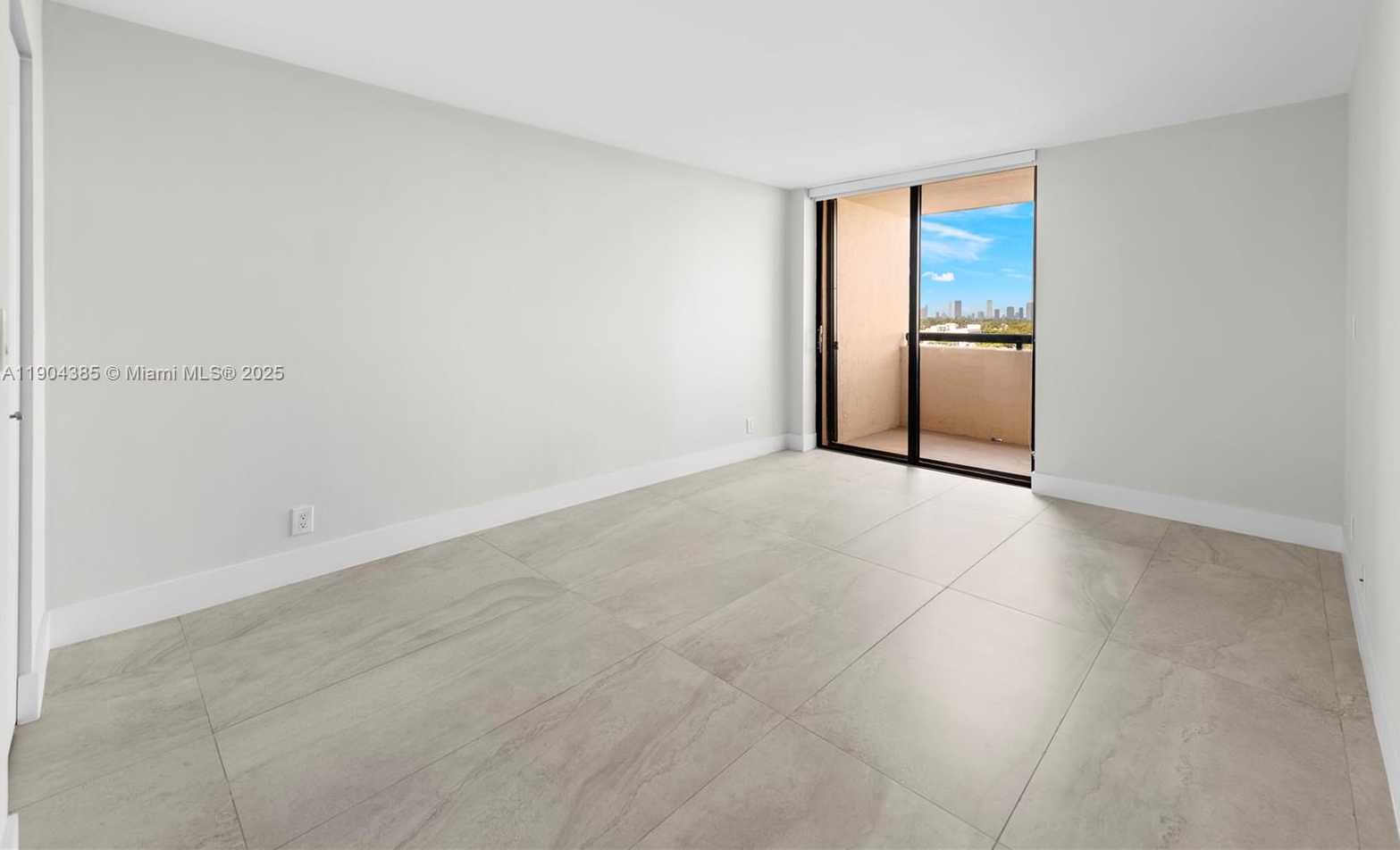 Small Image of 2555 COLLINS AVE #904, Miami Beach Number 14