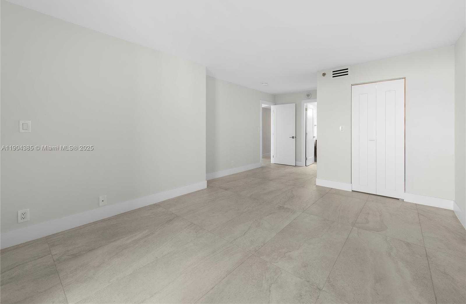 Small Image of 2555 COLLINS AVE #904, Miami Beach Number 16