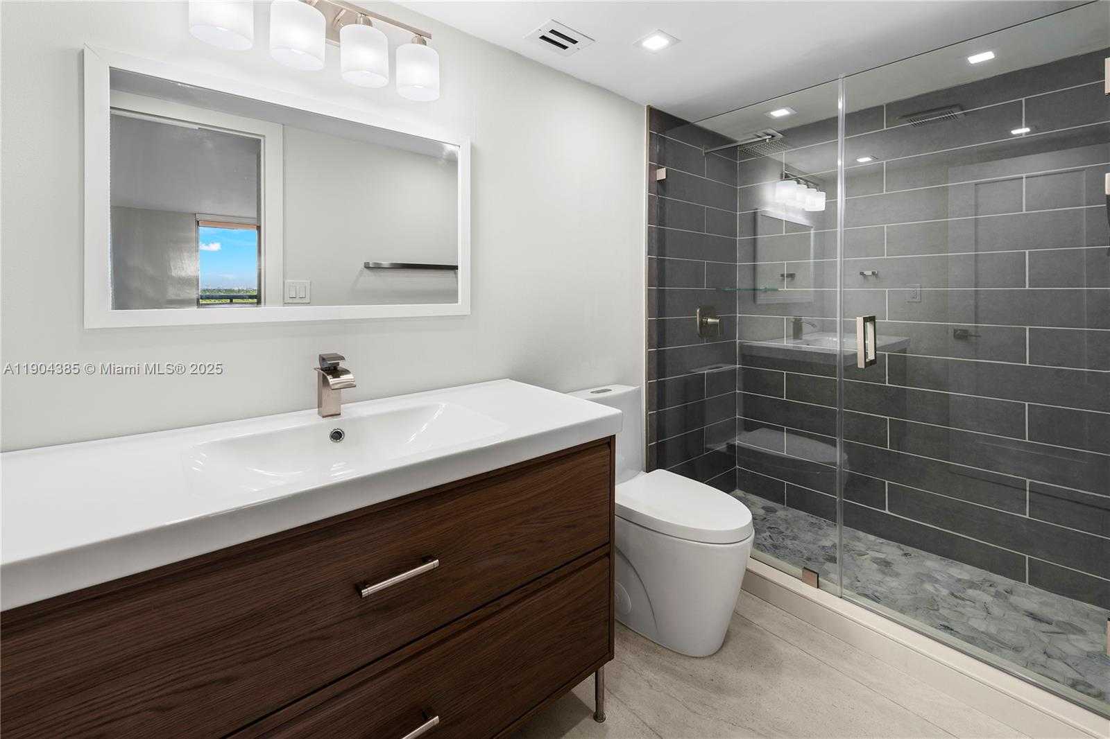 Small Image of 2555 COLLINS AVE #904, Miami Beach Number 18