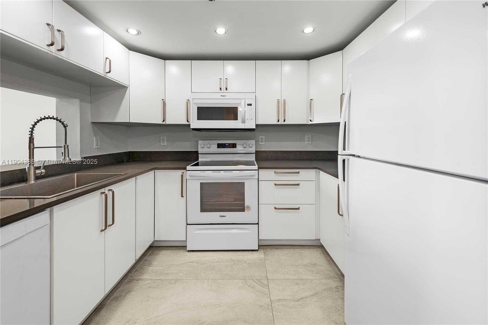 Small Image of 2555 COLLINS AVE #904, Miami Beach Number 19