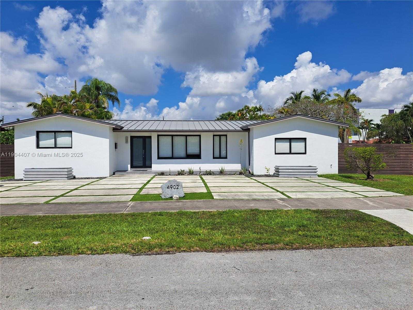 Small Image of 4902 SOUTH WEST 87TH PL, Miami Number 2
