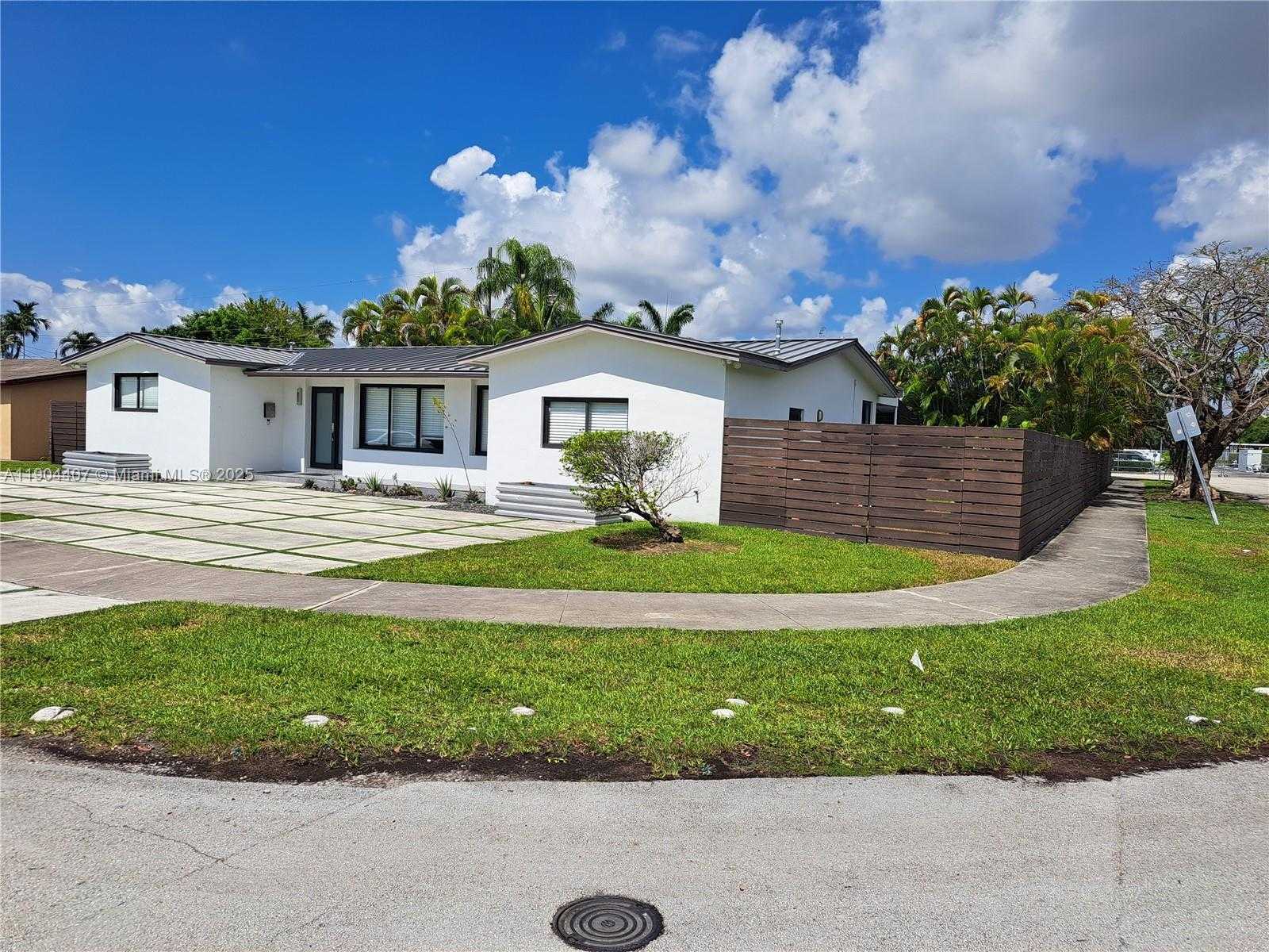 Small Image of 4902 SOUTH WEST 87TH PL, Miami Number 3