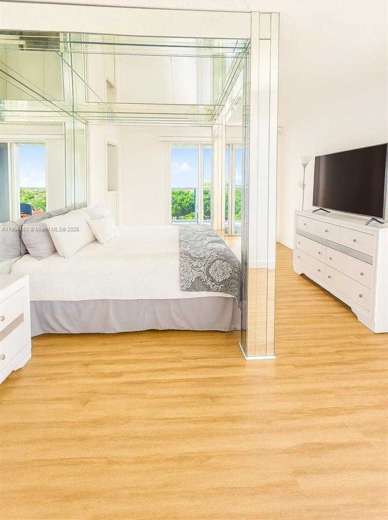 Small Image of 100 BAYVIEW DR #517, Sunny Isles Beach Number 3