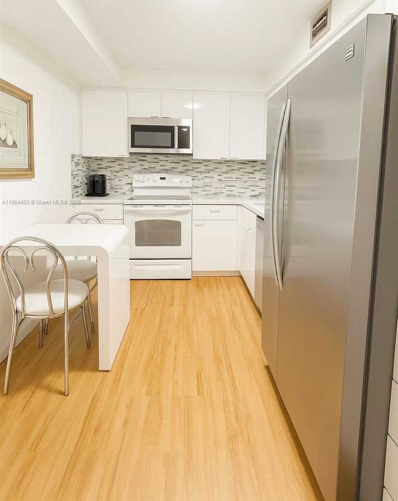 Small Image of 100 BAYVIEW DR #517, Sunny Isles Beach Number 4