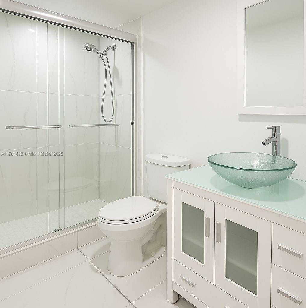 Small Image of 100 BAYVIEW DR #517, Sunny Isles Beach Number 5