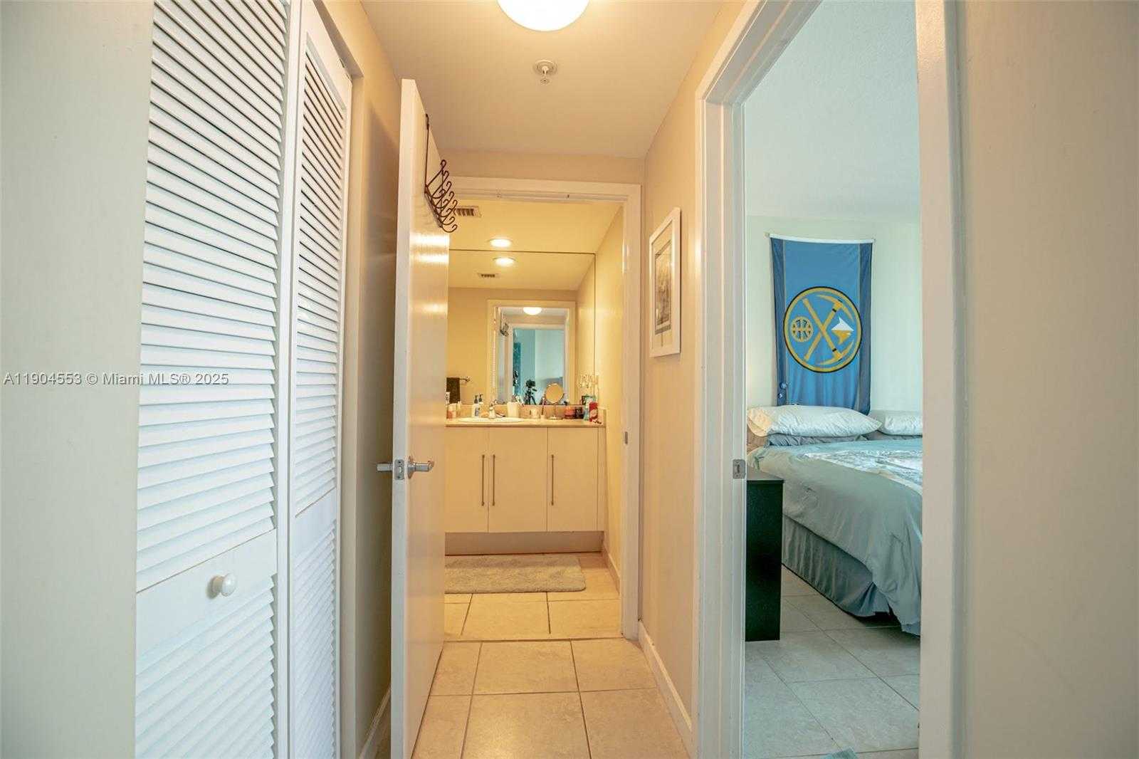 Small Image of 325 SOUTH BISCAYNE BLVD #1717, Miami Number 6