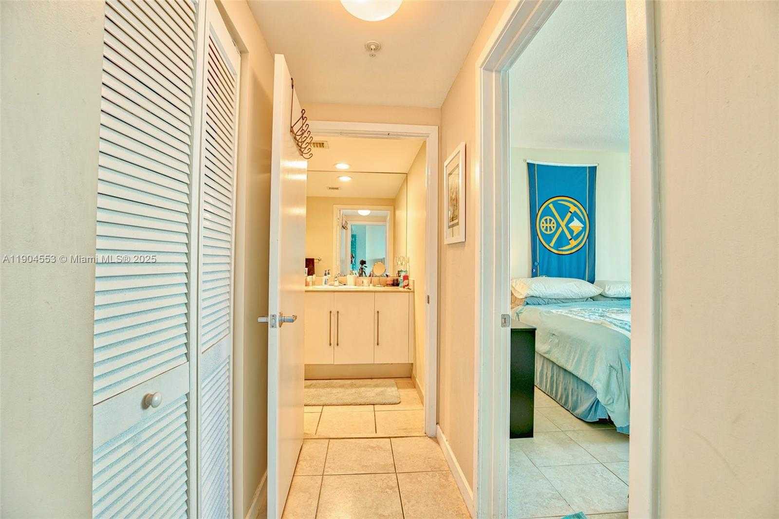 Small Image of 325 SOUTH BISCAYNE BLVD #1717, Miami Number 7