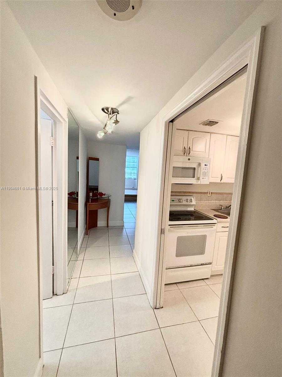 Small Image of 801 BRICKELL BAY DR #963, Miami Number 1