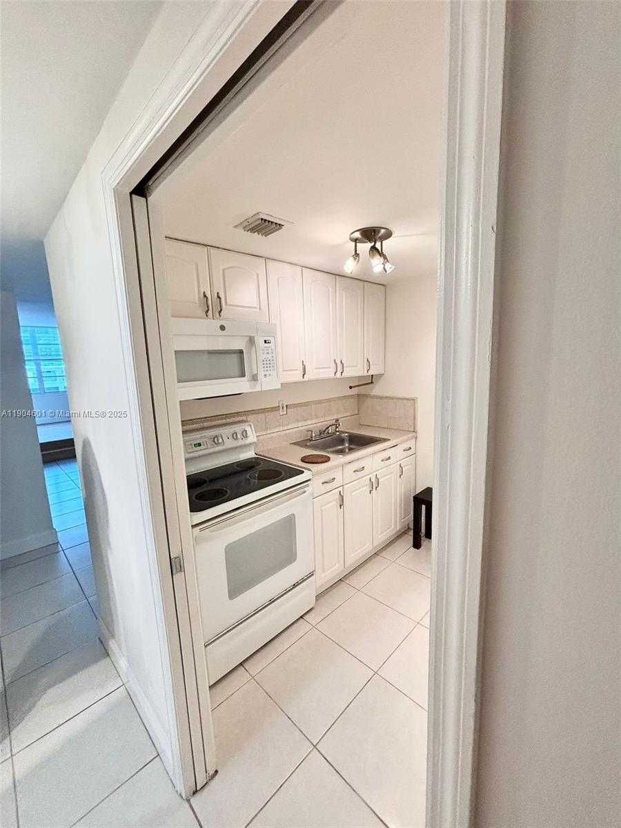 Small Image of 801 BRICKELL BAY DR #963, Miami Number 2