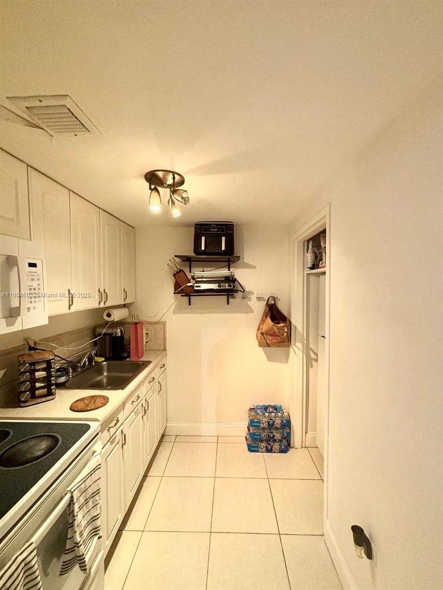 Small Image of 801 BRICKELL BAY DR #963, Miami Number 3