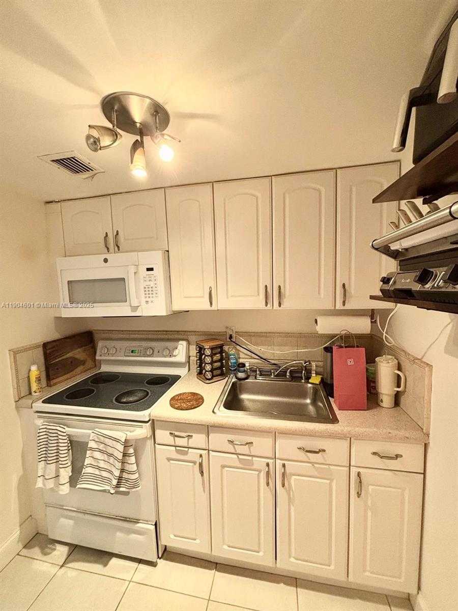 Small Image of 801 BRICKELL BAY DR #963, Miami Number 8