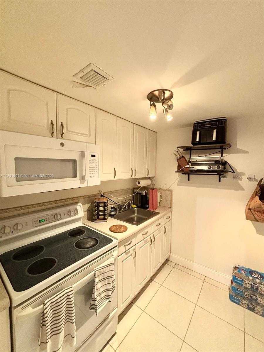 Small Image of 801 BRICKELL BAY DR #963, Miami Number 9