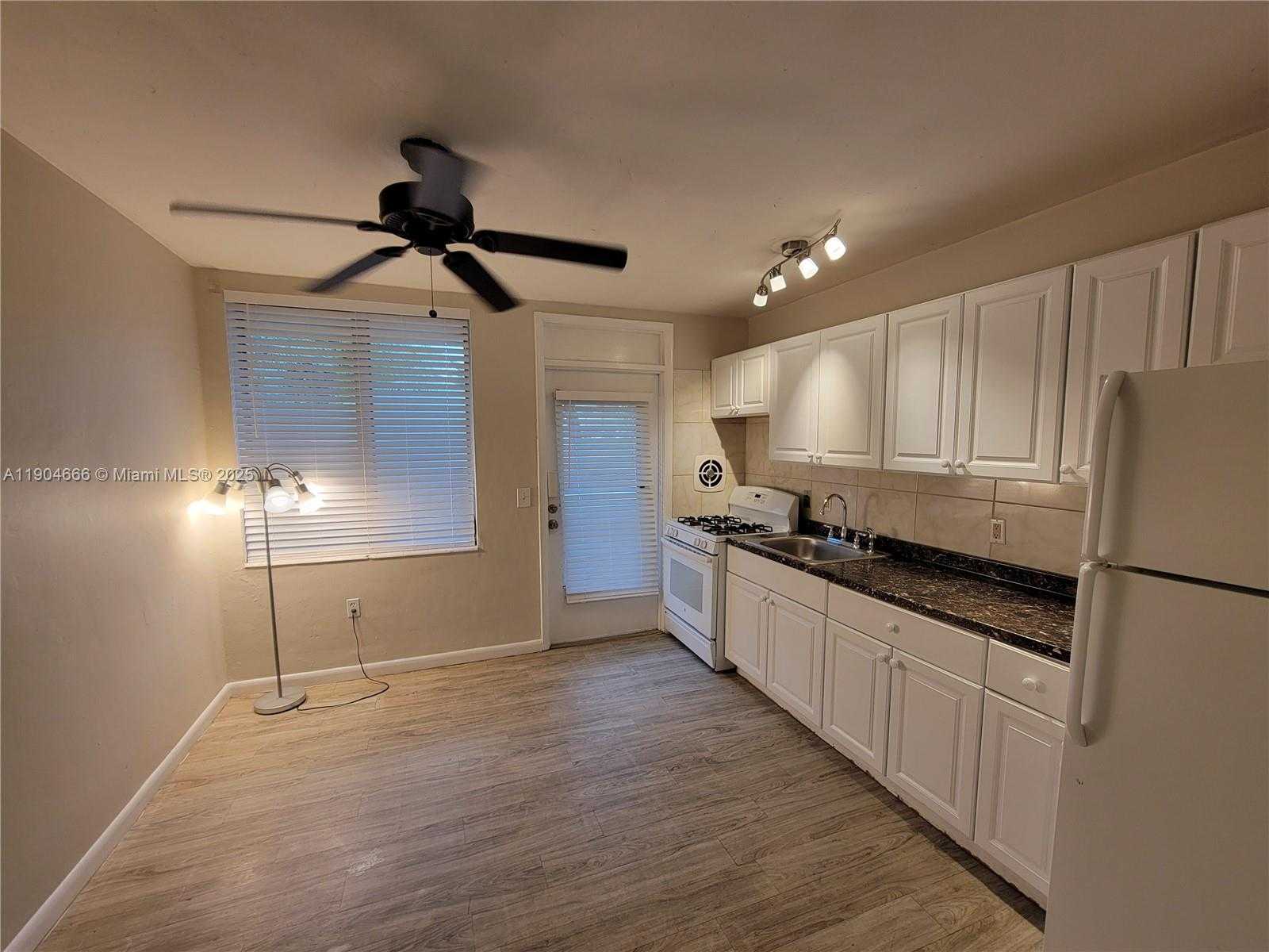 Small Image of 441 COLLINS AVE #12A, Miami Beach Number 3