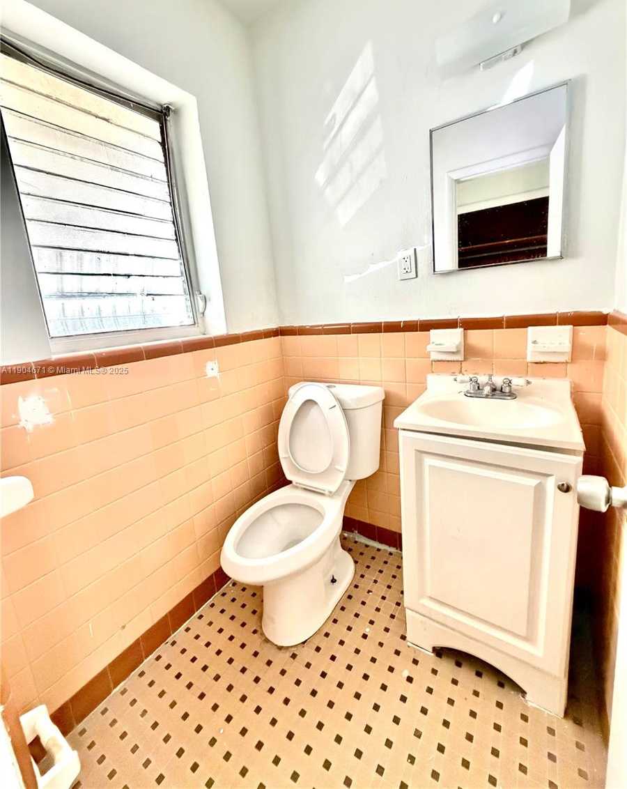 Small Image of 2041 JACKSON ST #2, Hollywood Number 7