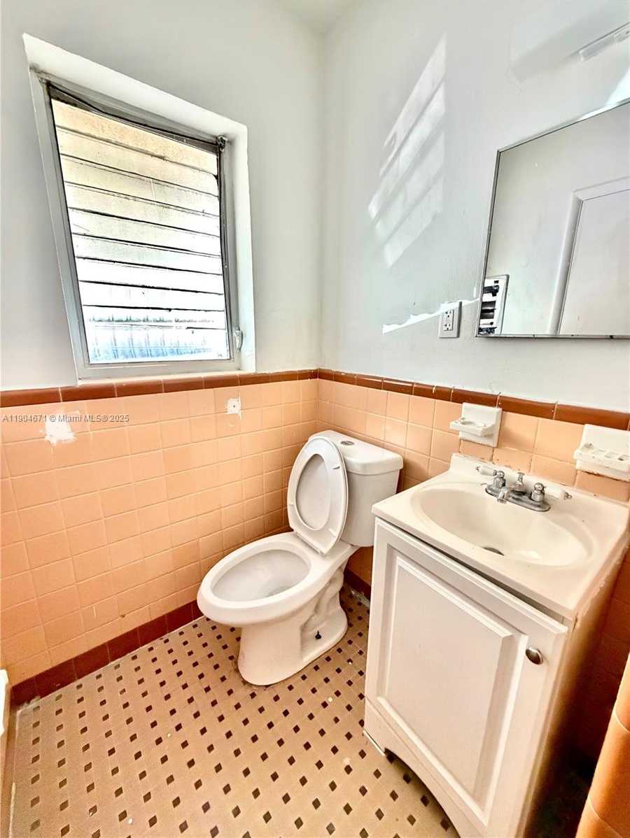 Small Image of 2041 JACKSON ST #2, Hollywood Number 9