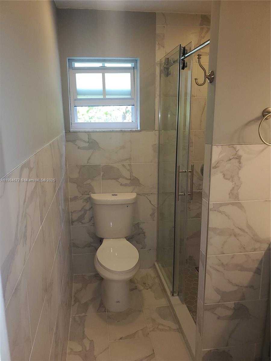 Small Image of 19430 NORTH EAST 18TH PL, Miami Number 12