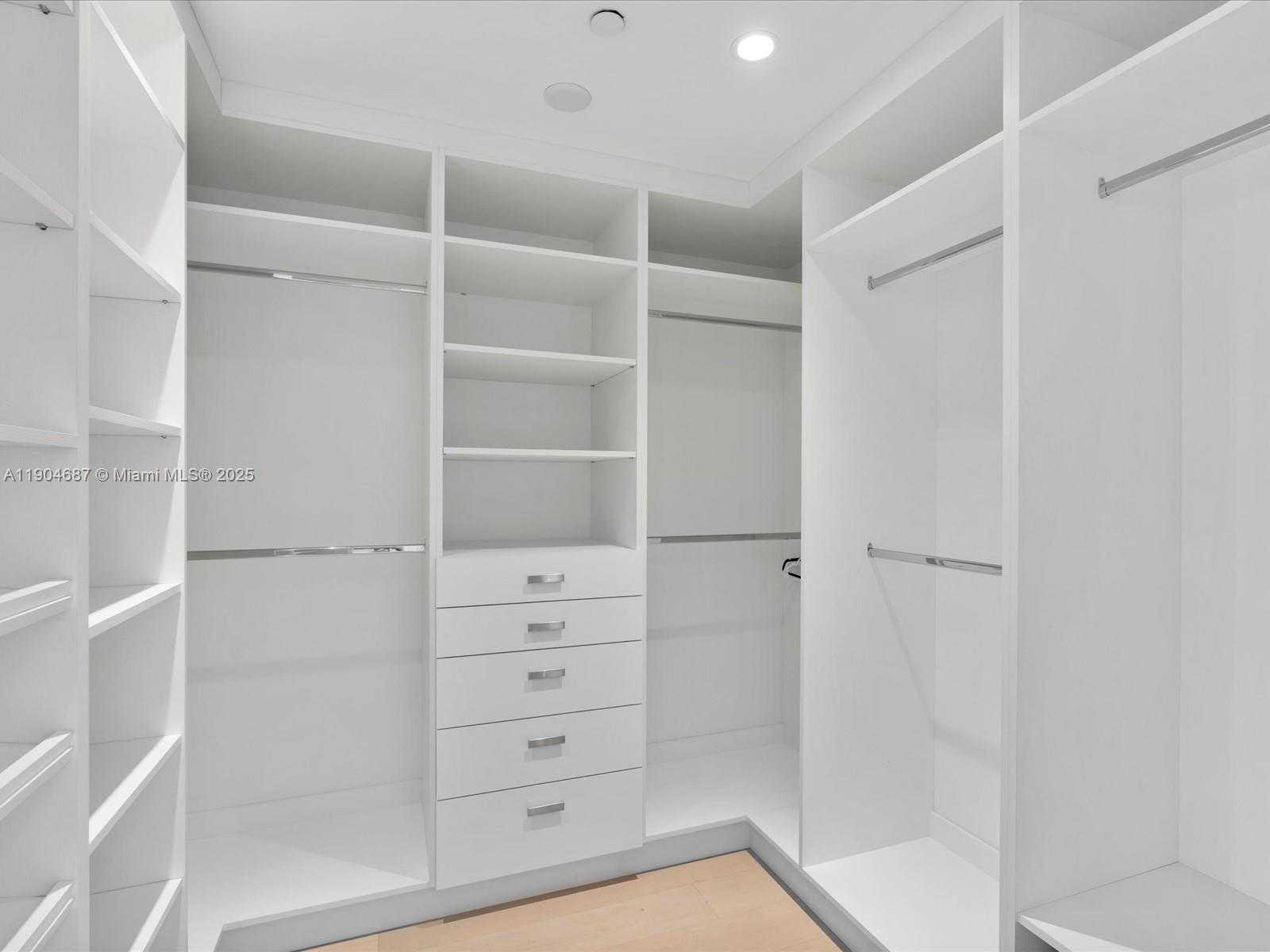 Small Image of 1425 BRICKELL AVE #52BC, Miami Number 41