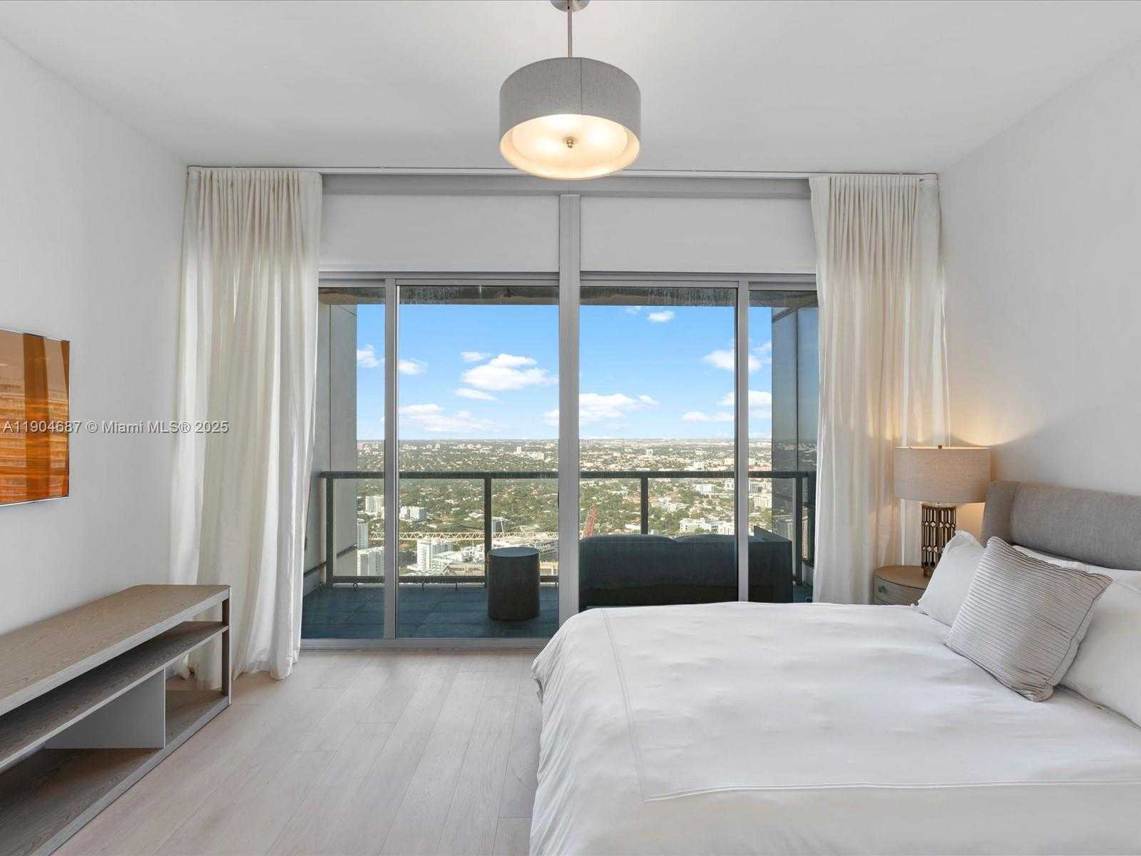 Small Image of 1425 BRICKELL AVE #52BC, Miami Number 44