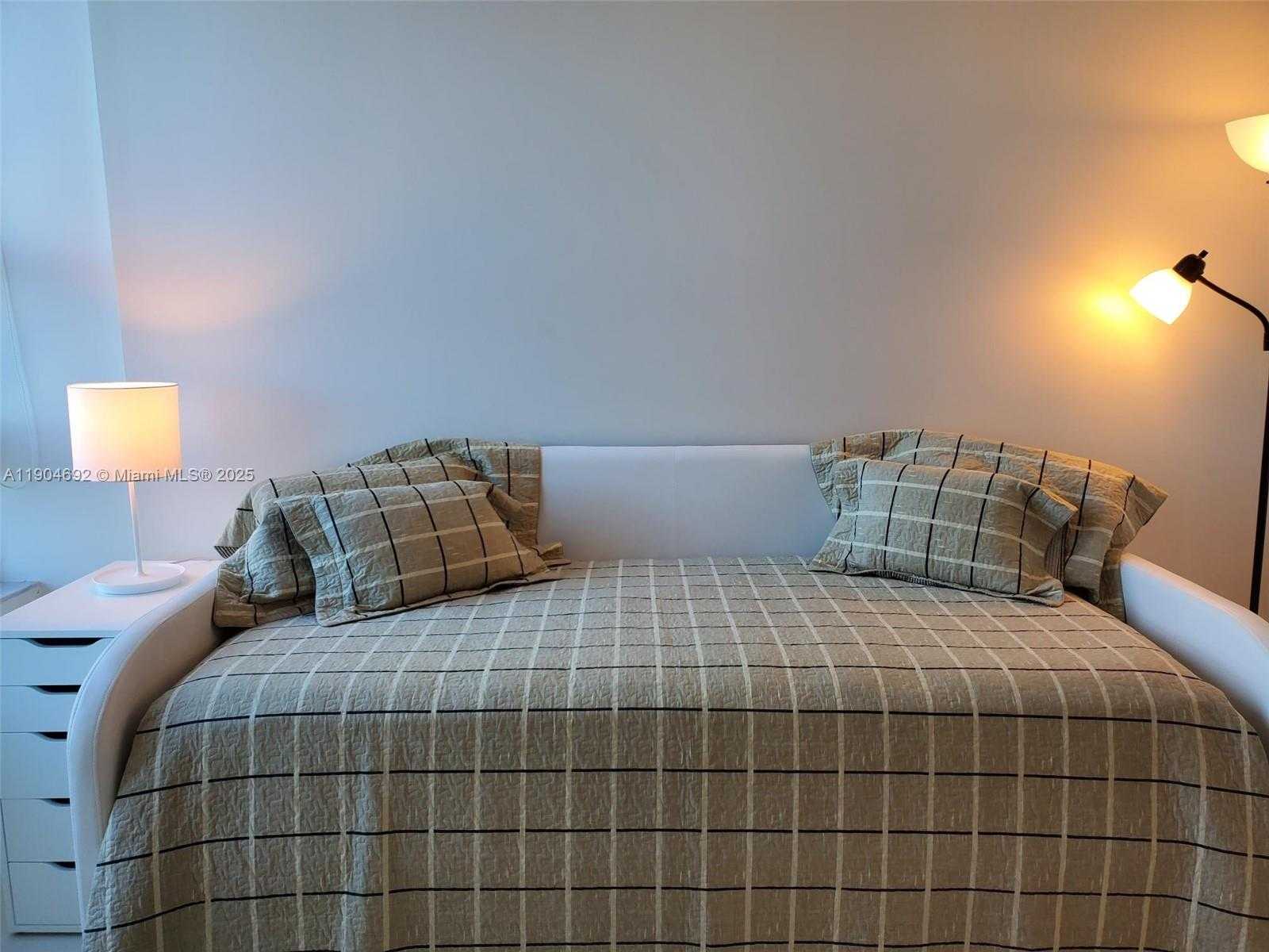 Small Image of 950 BRICKELL BAY DR #3405, Miami Number 14