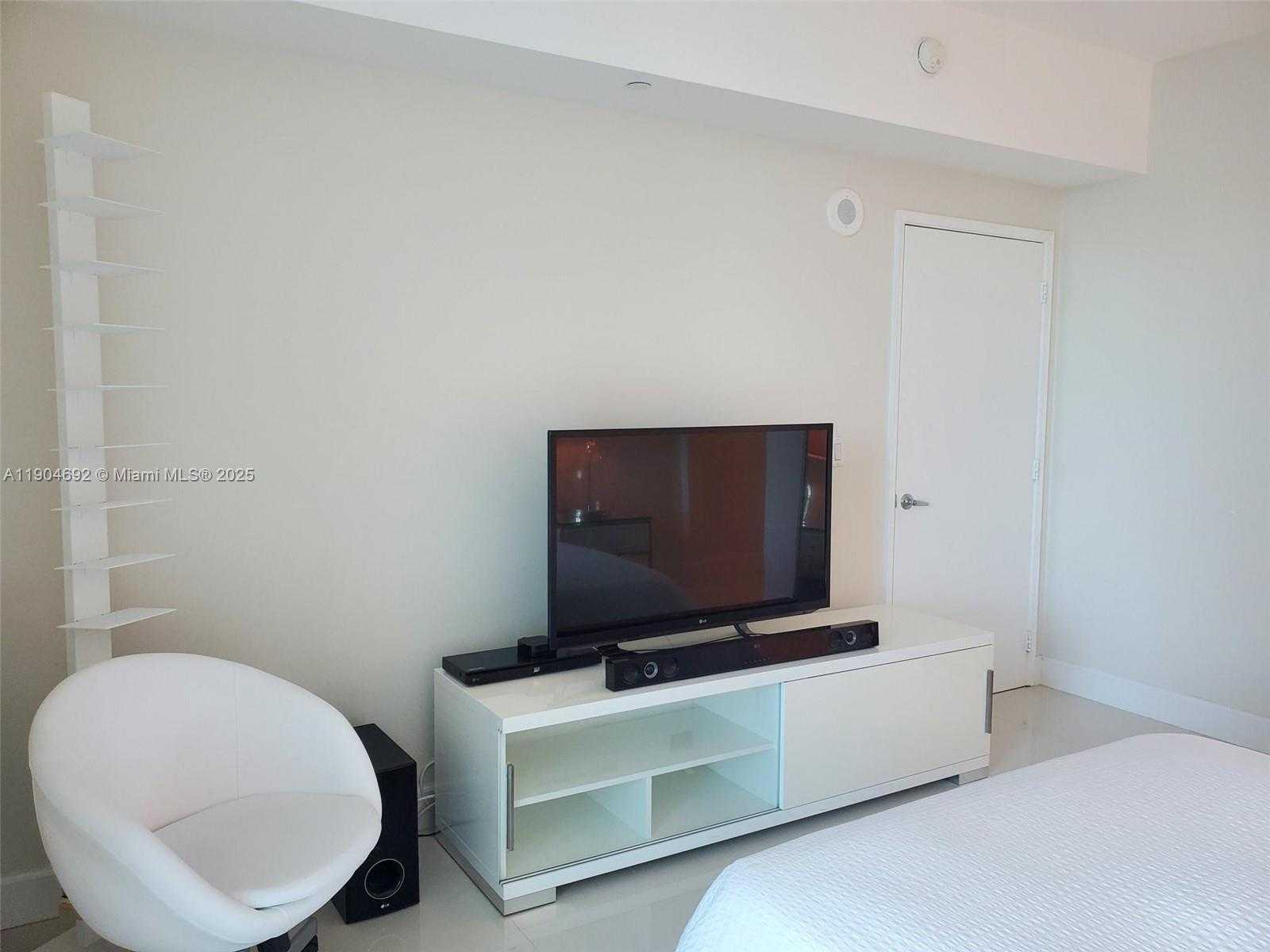Small Image of 950 BRICKELL BAY DR #3405, Miami Number 15