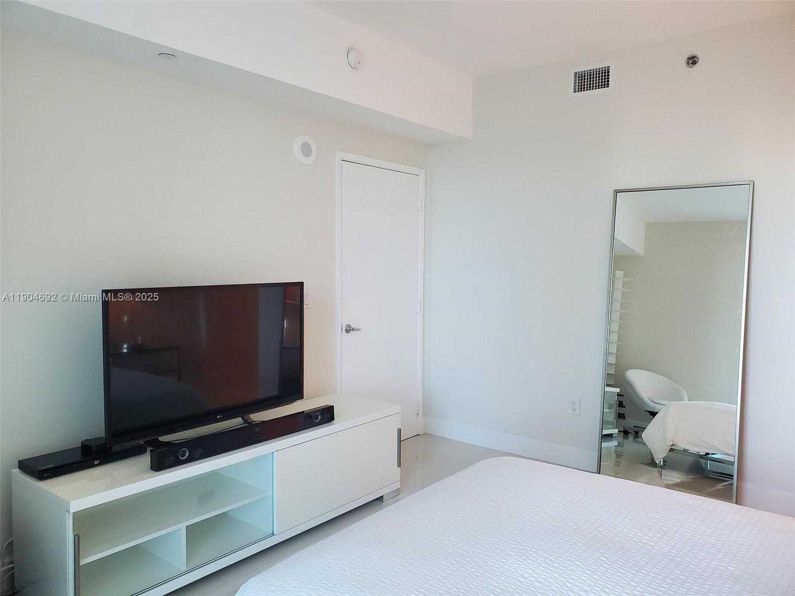 Small Image of 950 BRICKELL BAY DR #3405, Miami Number 16