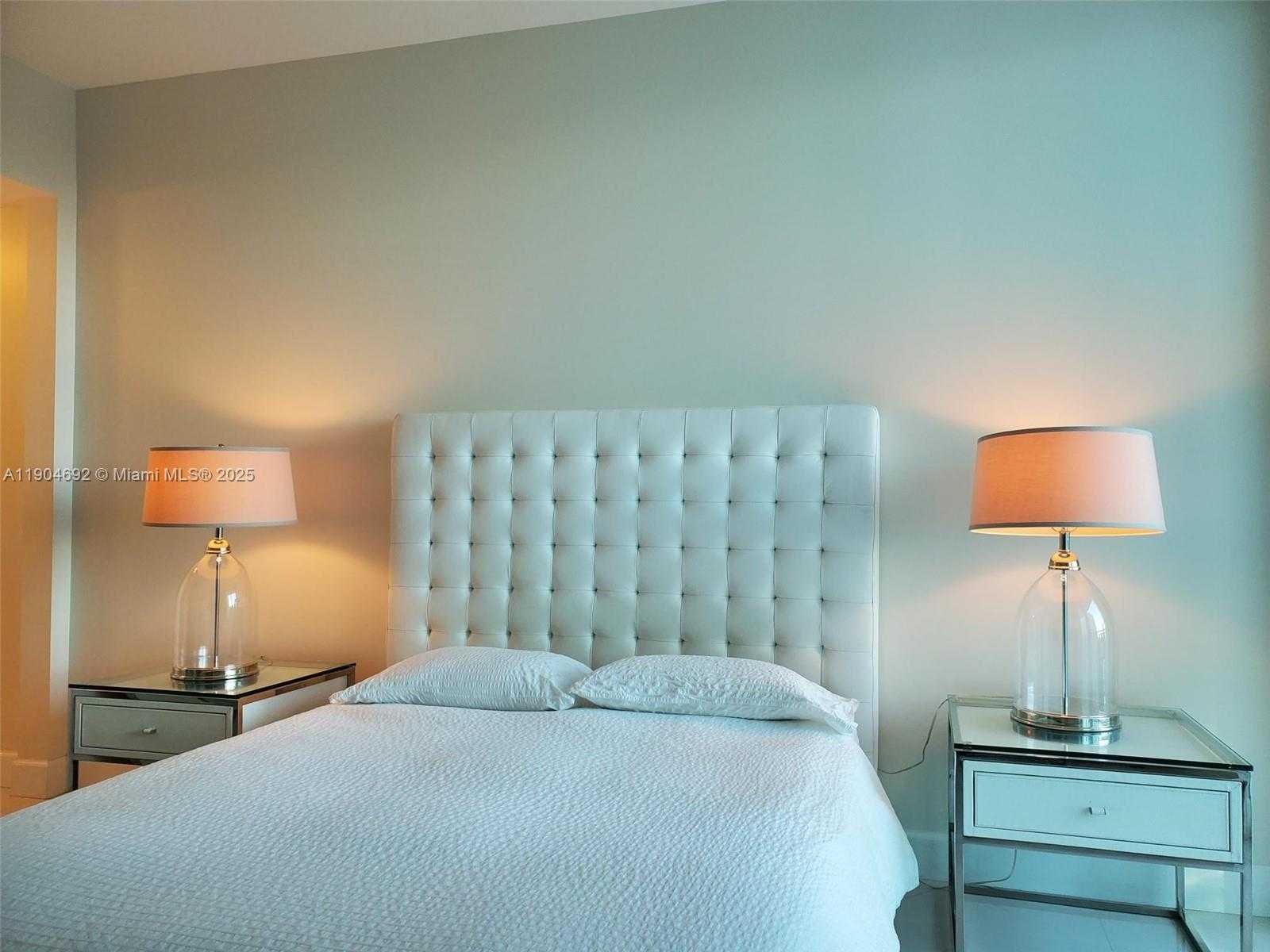 Small Image of 950 BRICKELL BAY DR #3405, Miami Number 5