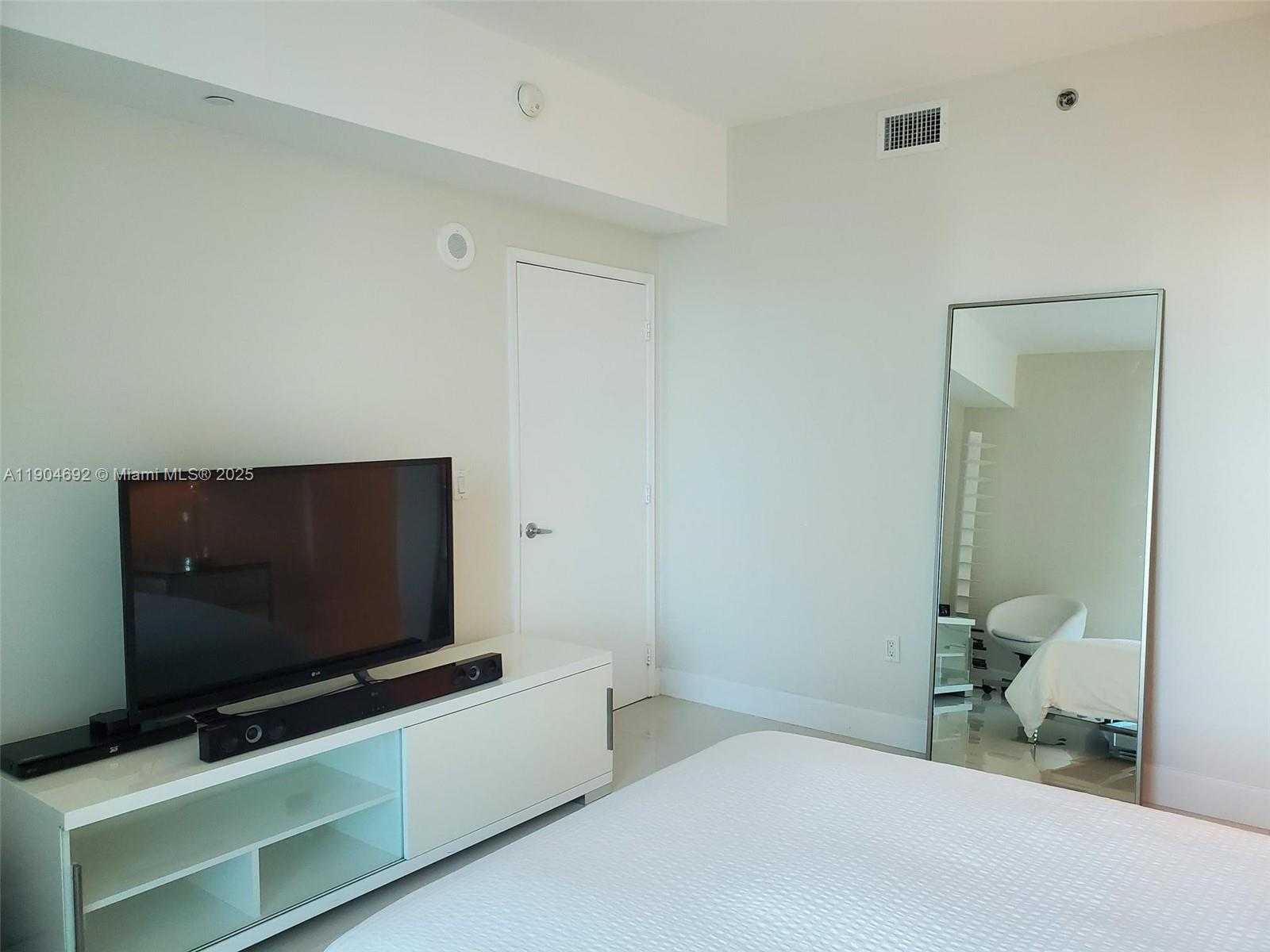 Small Image of 950 BRICKELL BAY DR #3405, Miami Number 8