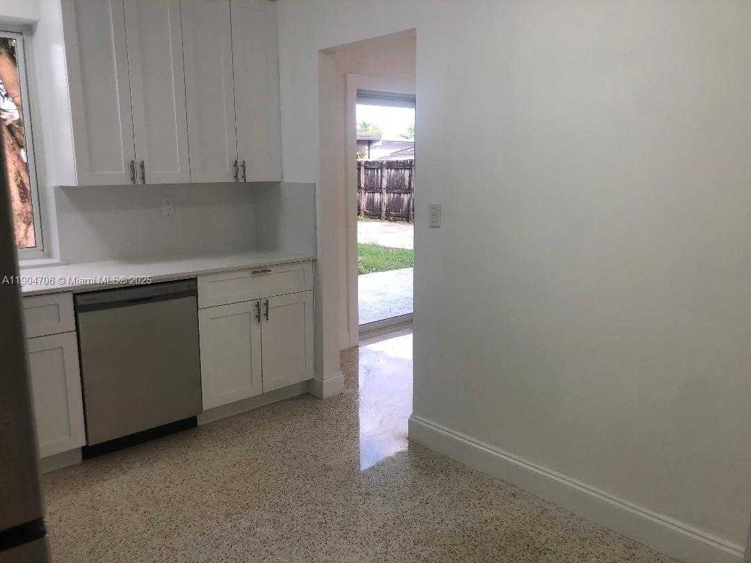 Small Image of 2650 SOUTH WEST 96TH AVE, Miami Number 11