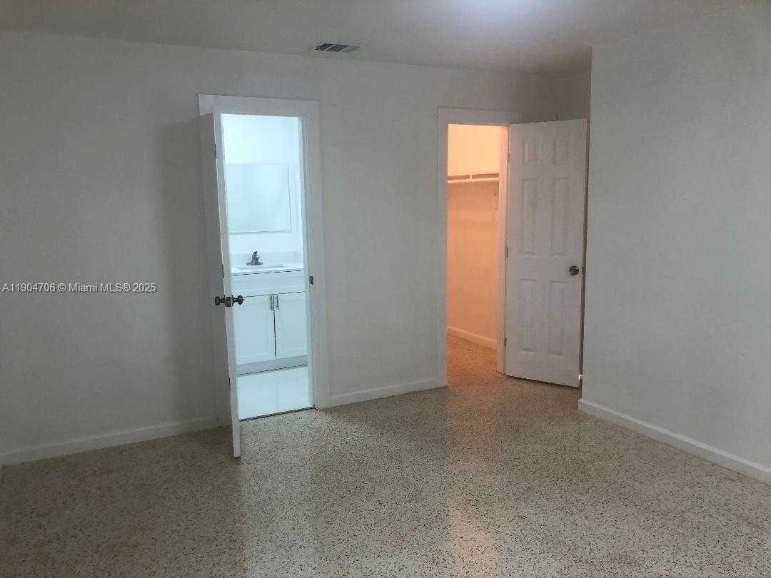 Small Image of 2650 SOUTH WEST 96TH AVE, Miami Number 19