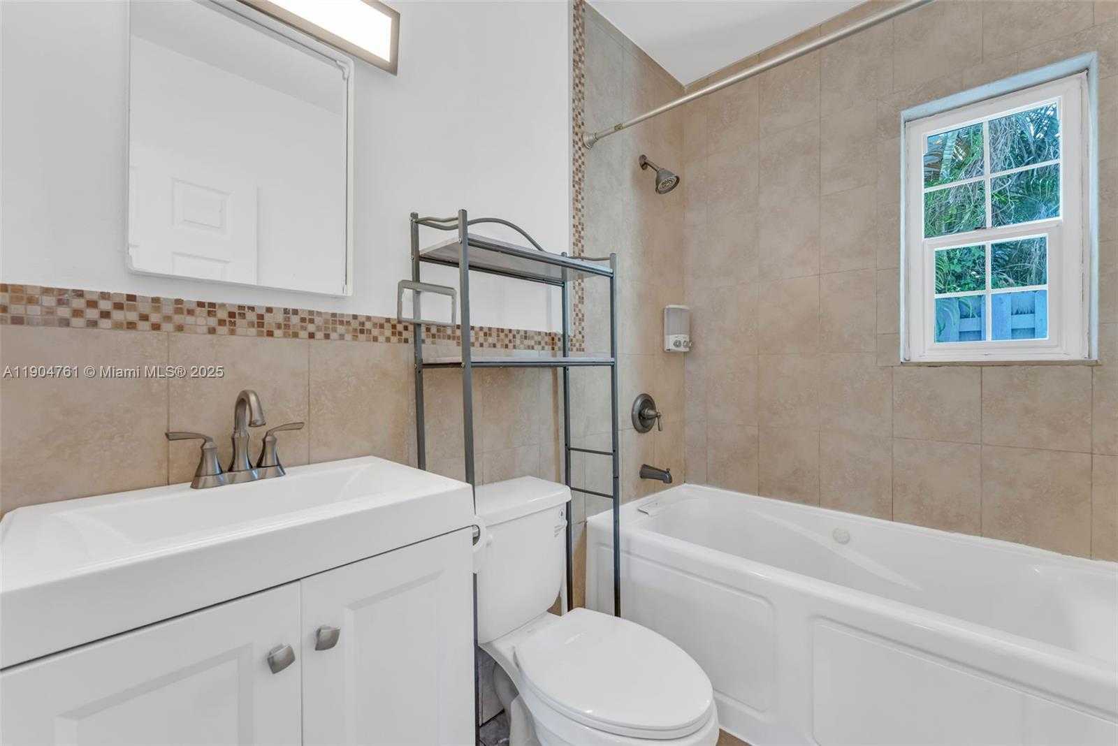 Small Image of 1639 HAYES ST #2, Hollywood Number 5