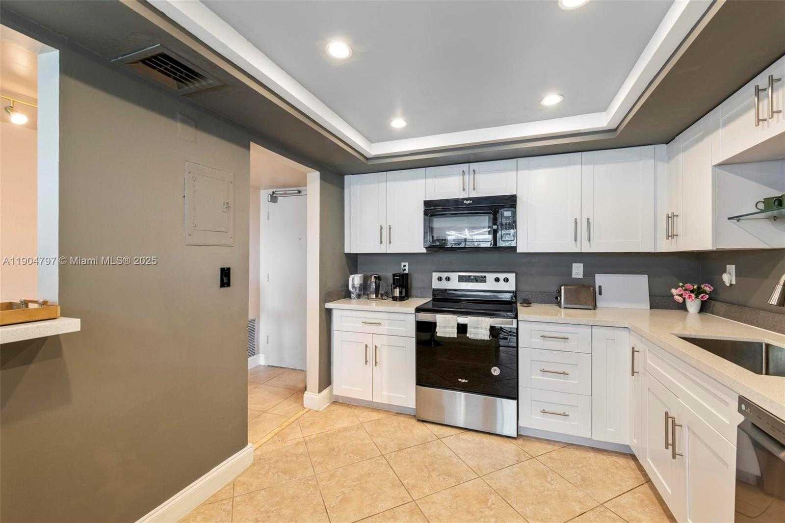 Small Image of 18061 BISCAYNE BLVD #303, Aventura Number 17