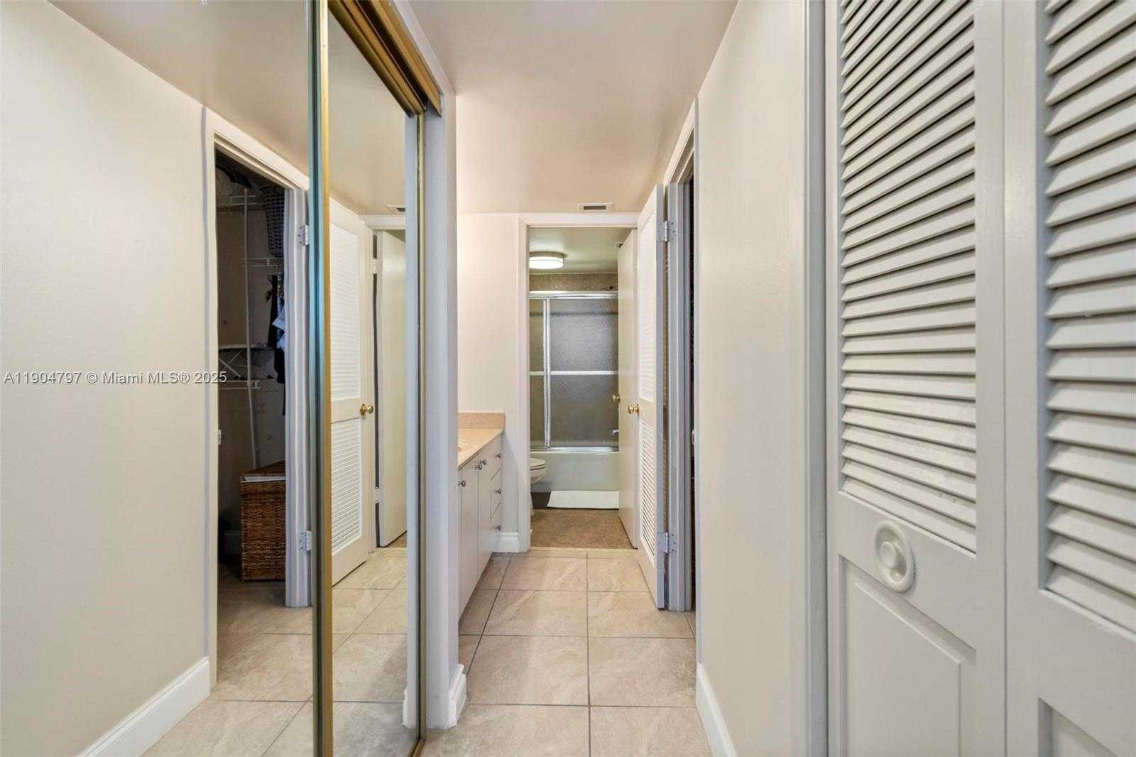 Small Image of 18061 BISCAYNE BLVD #303, Aventura Number 25