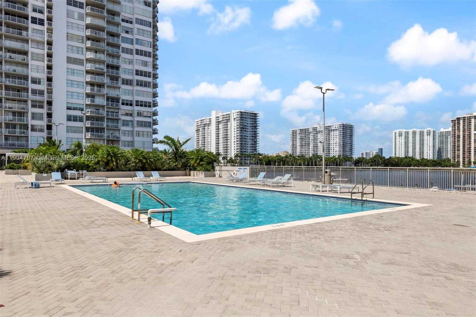 Small Image of 18061 BISCAYNE BLVD #303, Aventura Number 31