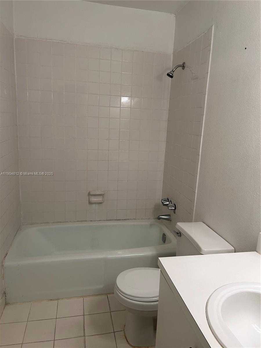 Small Image of 18101 NORTH WEST 68TH AVE #B205, Hialeah Number 5